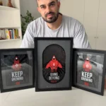 Fabio Serna con sus galardones de Hotmart por ventas como afiliado