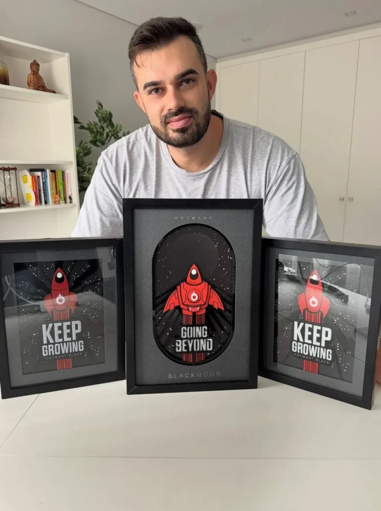 Fabio Serna con sus galardones de Hotmart por ventas como afiliado