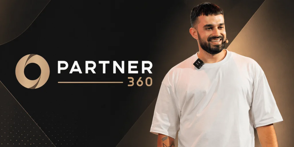 Fabio Serna junto al logotipo de Partner 360